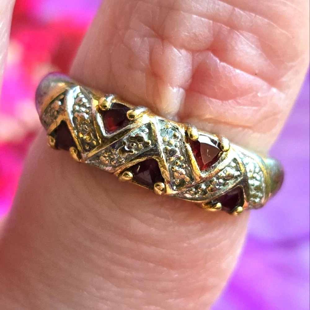 Vintage ring red gems as is gold tone zigzag zigzag zag size 8.75